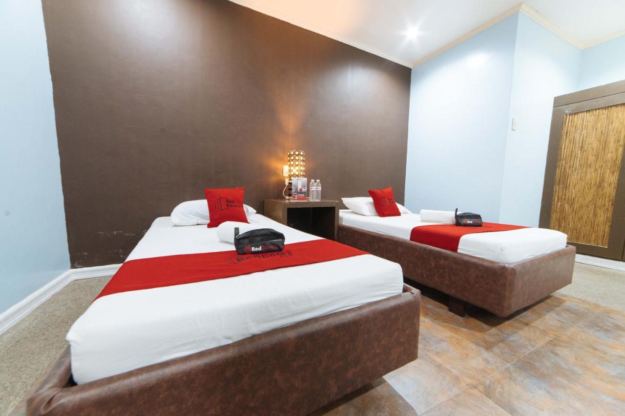 Hotel Reddoorz @ N Roldan Street Kalibo Esterno foto