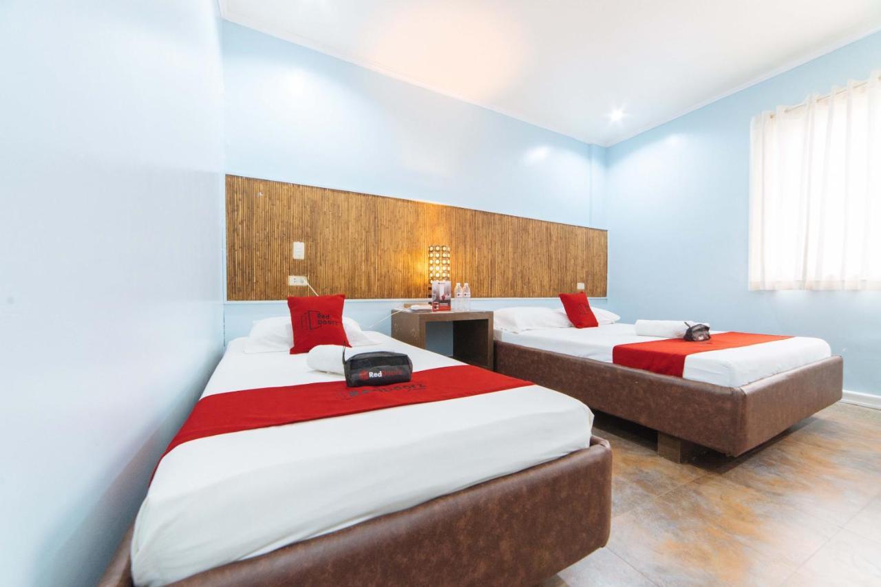 Hotel Reddoorz @ N Roldan Street Kalibo Esterno foto